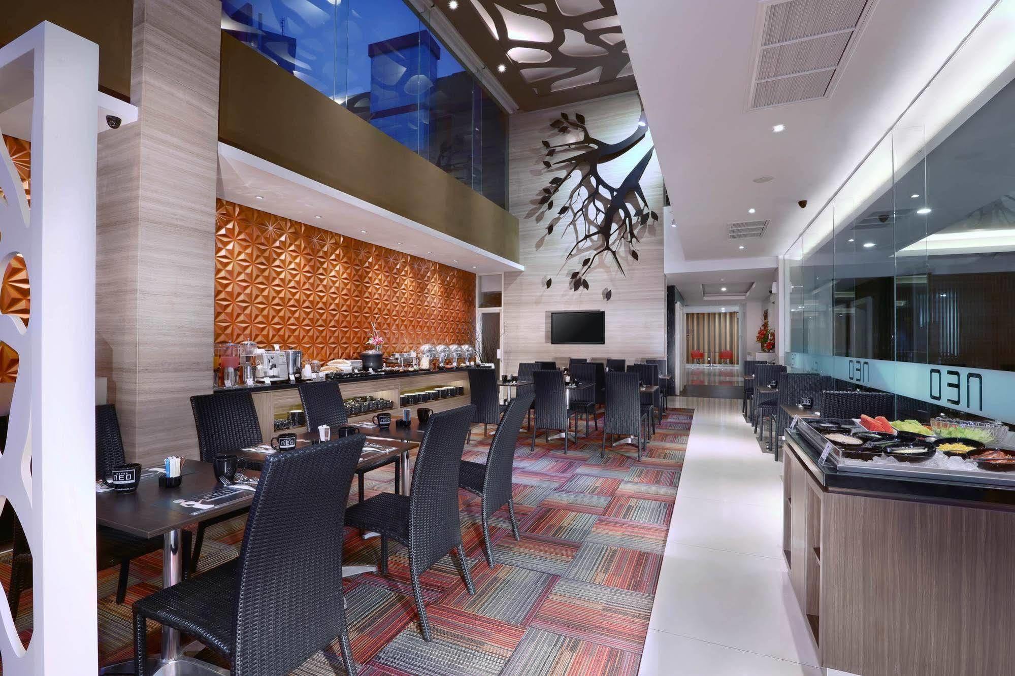 Hotel Neo Gubeng By Aston Surabaia Exterior foto